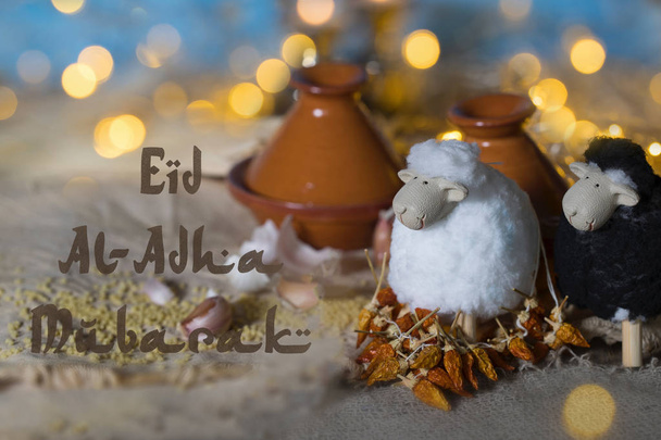 Eid al-Adha Μουμπάρακ - ευτυχισμένη γιορτή της θυσίας. Λευκό και μαύρο αρνιά, tagine και νύχτα μπλε ουρανό στο παρασκήνιο. - Φωτογραφία, εικόνα