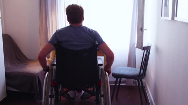 Инвалид в инвалидной коляске в комнате
 - Кадры, видео