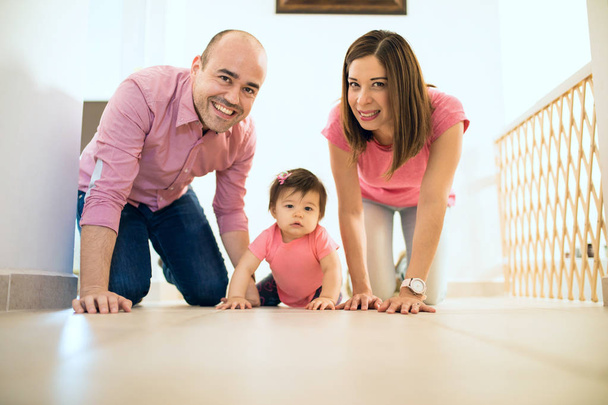 Portrét pohledný a šťastná rodina hispánské baví procházení společně v podlaze - Fotografie, Obrázek
