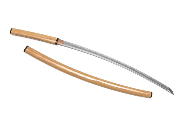 Japonský meč s lesklou pochvou na bílém pozadí. Tento druh japonského meče se jmenuje Shirasaya. - Fotografie, Obrázek
