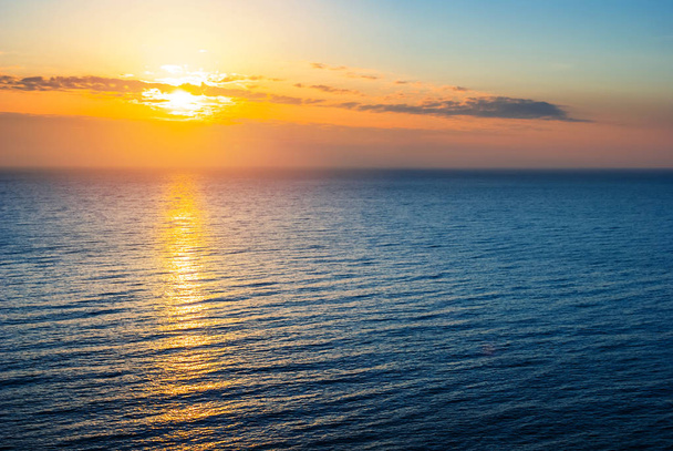evening low sun above the quiet sea - Фото, зображення