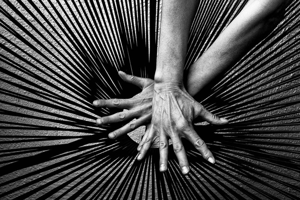 Emberi kéz, a fekete vonalak mintás, fekete-fehér. - Fotó, kép