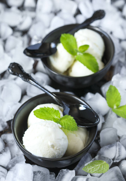 Vanilla ice cream in black bowl, top view - 写真・画像