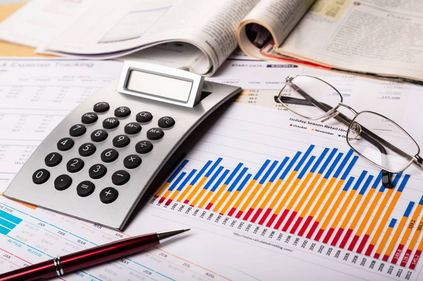 Gráfico de negócios calculadora gráfico de barras análise de dados gráfico financeiro close-up
 - Foto, Imagem