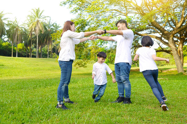 asiatische Familie Spaß im Park - Foto, Bild