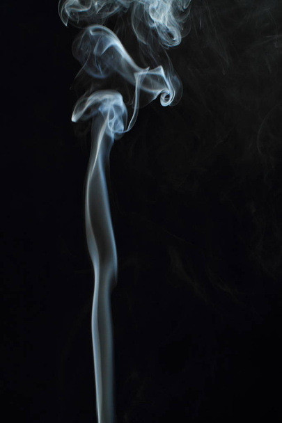 Siyah arkaplanda beyaz duman dokusu - Fotoğraf, Görsel
