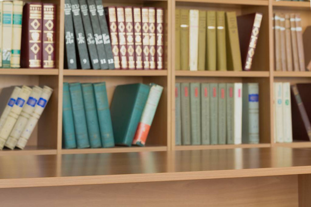 verschwommene Bücherregale in der Bibliothek, Nahsicht - Foto, Bild