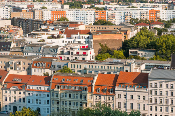 stadsgezicht antenne - daken van gebouwen in Berlijn stad - Foto, afbeelding