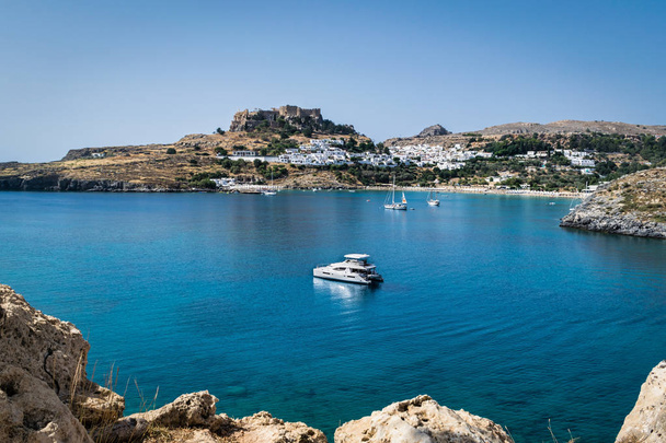 Esta é uma foto de barcos ancorados no porto de Lindos, na ilha grega de Rodes
 - Foto, Imagem