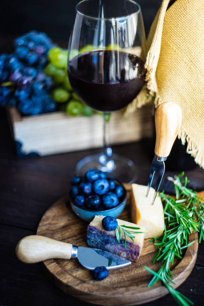 Сырная концепция с известным грузинским сыром Сулугуни в вине саперави с фруктами и специями на деревенском фоне
 - Фото, изображение