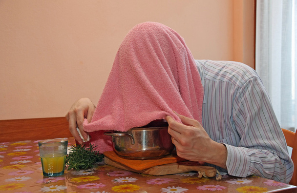 άνθρωπος με ροζ πετσέτα αναπνέουν αναθυμιάσεις βάλσαμο για τη θεραπεία κρυολογήματα και το - Φωτογραφία, εικόνα