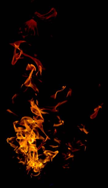 Fuego de llama sobre fondo negro - Foto, Imagen