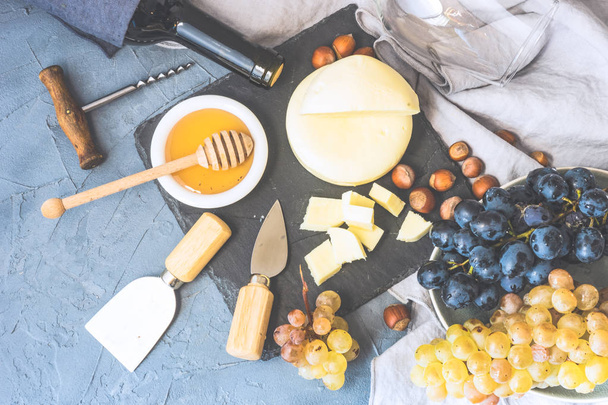 Peynir kavramı ile ünlü Gürcü suluguni saperavi şarap meyve ve baharat rustik arka plan üzerinde beyaz peynir - Fotoğraf, Görsel