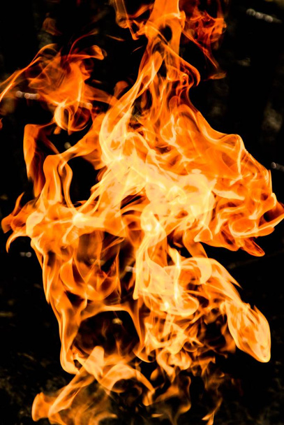 llamas de fuego sobre un fondo negro - Foto, imagen