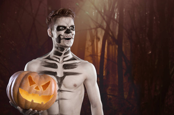 Hombre en Halloween miedo conforman la celebración de la calabaza
 - Foto, Imagen