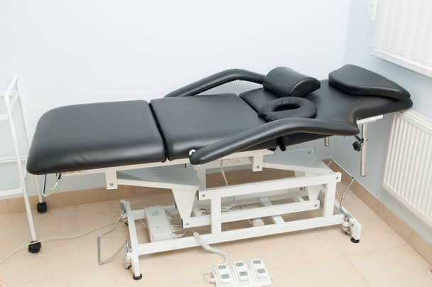 Massageraum mit Massagetisch im Krankenhaus - Foto, Bild