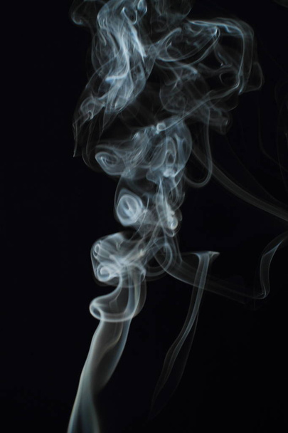 黒の背景に白い煙の質感 - 写真・画像