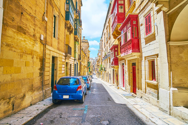 Le porte colorate in legno, i serramenti e i balconi sono elementi decorativi tradizionali dell'architettura maltese, La Valletta
. - Foto, immagini