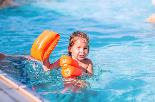 Basen-szczęśliwy mało słodkie dziewczyny zabawy w basenie - Zdjęcie, obraz