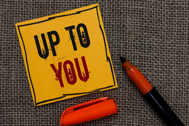 Escritura de mano conceptual mostrando Up To You. Exhibición de fotos de negocios Una persona que da libertad para elegir o decidir sobre algo Papel naranja Marcador Comunicar ideas Fondo de yute
 - Foto, imagen