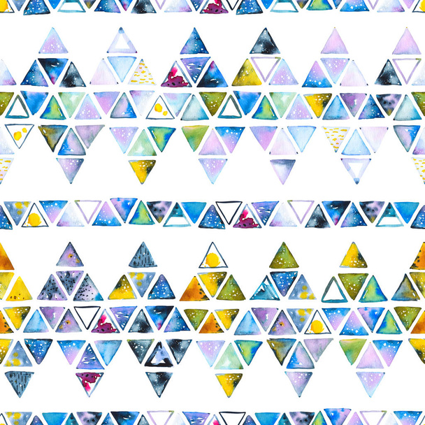 Бесшовный рисунок с абстрактными геометрическими треугольниками. Акварельные пятна, формы, красивые пятна краски, как космическая туманность. Предпосылки для вечеринок, праздников, дней рождения
. - Фото, изображение