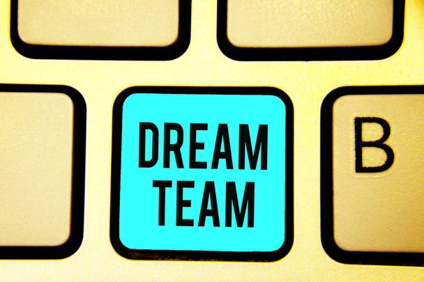 Scrittura concettuale a mano che mostra Dream Team. Business photo showcase Unità o gruppo preferito che sfruttano al meglio una persona Tastiera blu chiave computer computing documento di riflessione
 - Foto, immagini