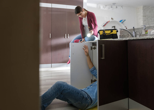 Handwerker Mann und Frau reparieren Küchenspüle - Foto, Bild