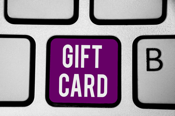 通常メッセージ紫キーボード キー意図コンピューター計算反射ドキュメントが含まれています紙で作られたプレゼントを紹介ギフト カード ビジネス写真を見せてメモの執筆 - 写真・画像