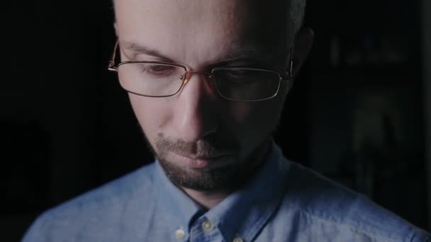 Homme insatisfait avec des lunettes
 - Séquence, vidéo