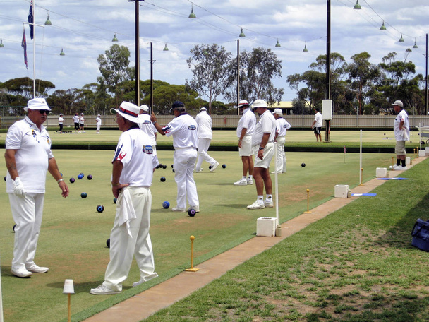  WUDINNA, AUSTRALIA-  FEBRUARY 02, 2018:Playing bowls. Group of elderly people playing bowls on a bowling green in Australia - Fotografie, Obrázek