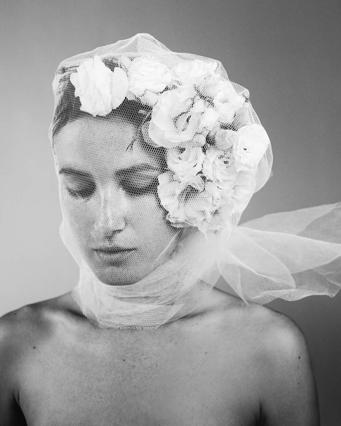 Portrét nádherné pihatá mladá žena s květy eustoma pózuje - Fotografie, Obrázek