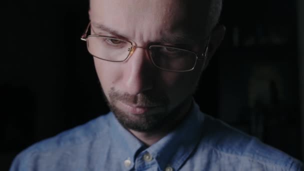Człowiek z cudów okulary - Materiał filmowy, wideo