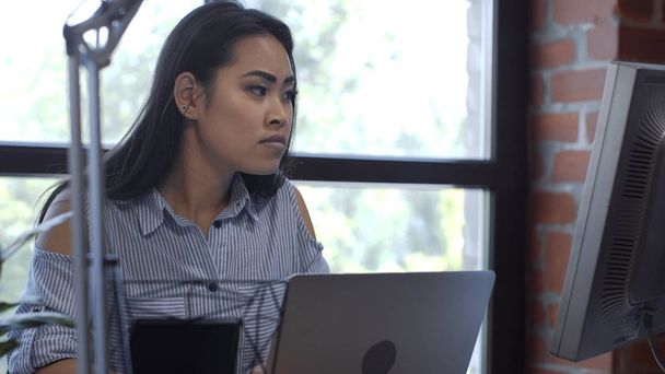 Pěkně etnické dívka pracuje u počítače, recepce - Fotografie, Obrázek