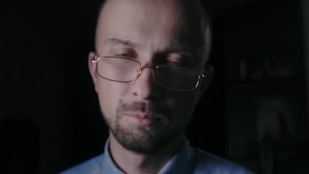 Mężczyzna niezadowolony z okularami - Materiał filmowy, wideo
