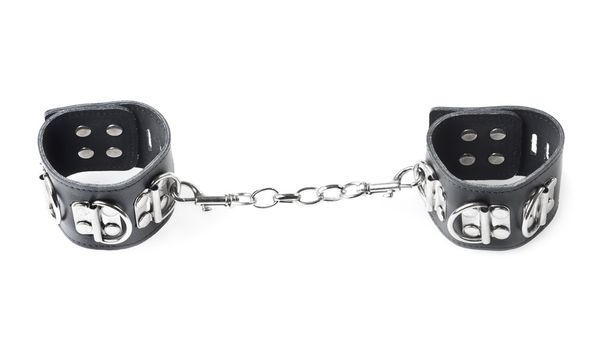 черные кожаные наручники на белом фоне
 - Фото, изображение