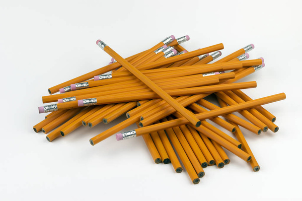 Une pile désordonnée et embrouillée de crayons orange non aiguisés à six côtés prêts à être aiguisés pour écrire à l'école ou dans un bureau.
. - Photo, image