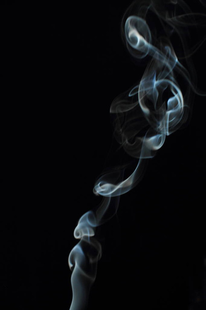 黒の背景に白い煙の質感 - 写真・画像