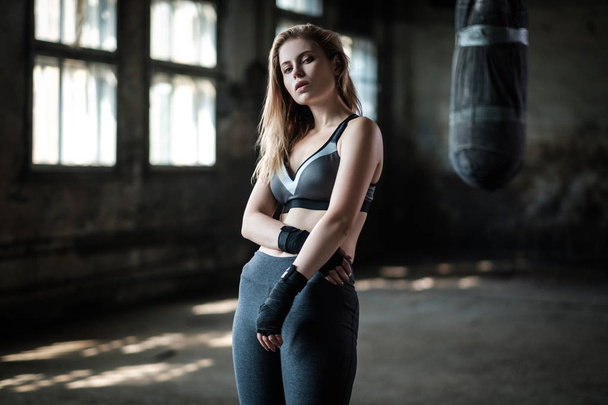女性ボクサー ボクシング クラブでトレーニングのための準備 - 写真・画像