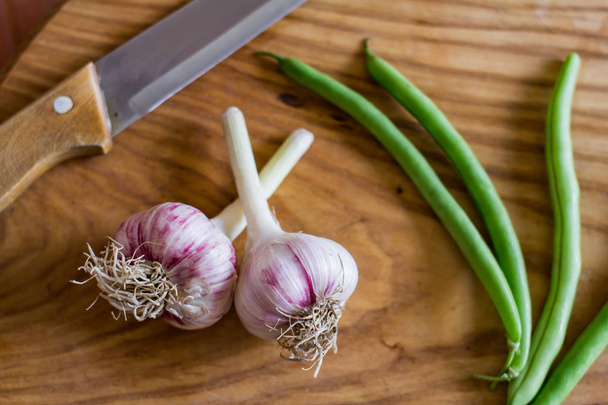 Coocking of green beans and garlic, fresh vegatables on wooden table - Foto, Imagem