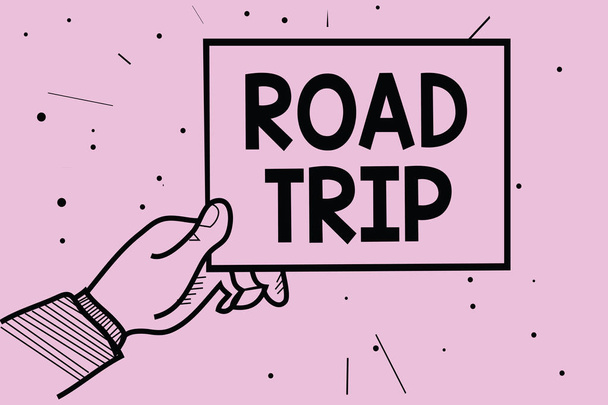 Текст для написания слов Road Trip. Бизнес-концепция для роуминга по местам без определенного или точного целевого местоположения Человек держит в руках бумагу, сообщающую информацию пунктирный фиолетовый фон
 - Фото, изображение