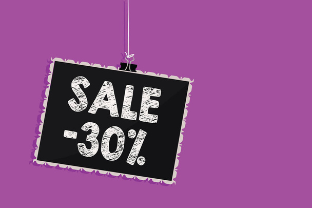 Κείμενο πινακίδα που δείχνει την πώληση 30. Εννοιολογική φωτογραφία ένα promo τιμή ενός στοιχείου στο 30 τοις εκατό markdown κρεμώντας μαυροπίνακα μήνυμα επικοινωνίας πληροφορίες σύμβολο μωβ φόντο - Φωτογραφία, εικόνα