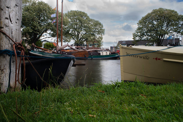 LEIDEN, 27 de julio de 2018 PAÍSES BAJOS, Leiden Sail, exposición de barcos tradicionales holandeses y equipos de vela, comida y cine festival atrajo a un gran número de visitantes de Holanda y el extranjero, así
  - Foto, Imagen