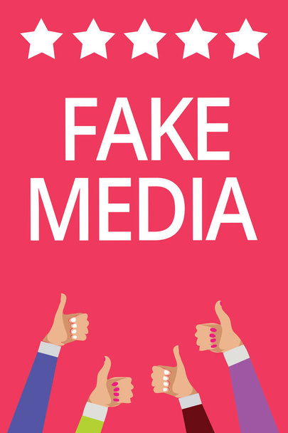 Parola di scrittura del testo Falso Media. Business concept for An formation held by brodcasters which we cannot count on Men women hands thumbs up approval five stars information pink background
 - Foto, immagini