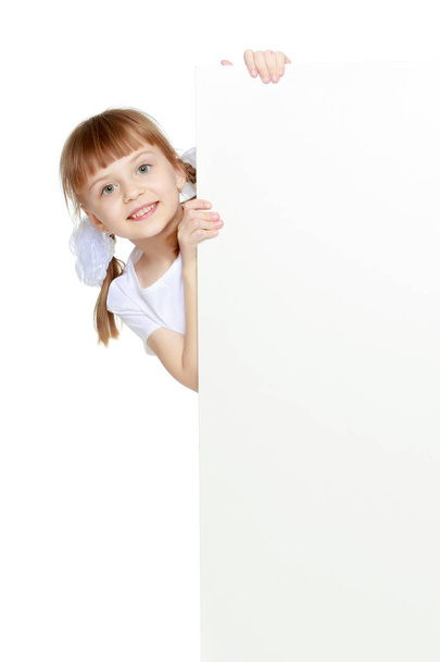 Une fille montre une publicité sur une bannière blanche
. - Photo, image