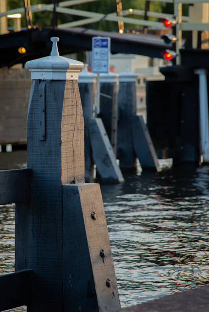 Leiden'ın kanal suda ahşap direklerin  - Fotoğraf, Görsel