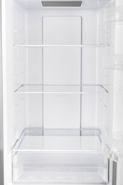 Új hűtőszekrény elszigetelt fehér background - Fotó, kép