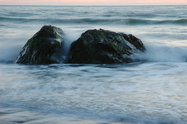 dva balvany omývané oceánem - Fotografie, Obrázek