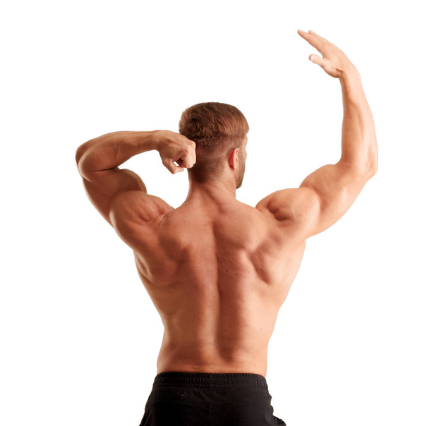 jeune homme beau bodybuilder posant avec l'aspect musculaire
 - Photo, image