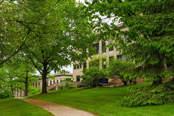 Меррилл Холл и прилегающий к нему Лоури Холл (слева) на территории Кентского государственного университета в Огайо
. - Фото, изображение