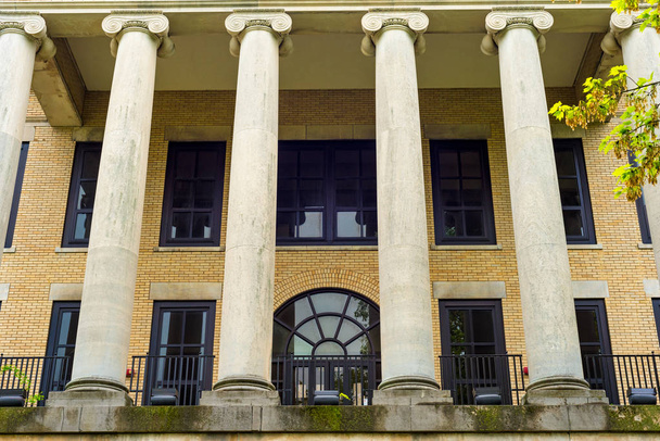 Іонні колонни нав'язування передній вхід до зали, Кент, академічні будівлі в неокласичній стиль на кампусі ХДУ в графстві Кент, Огайо. - Фото, зображення